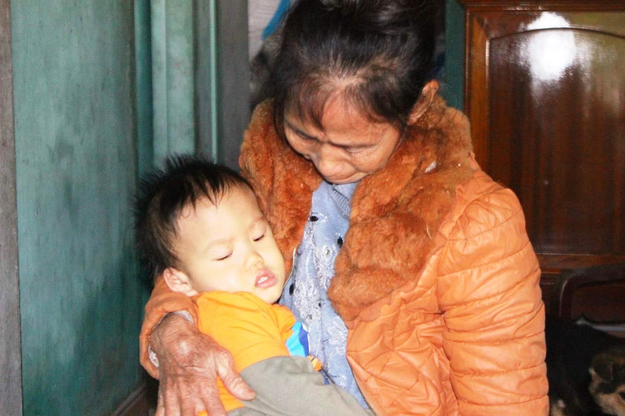Bà Trần Thị Mận (62 tuổi, thôn 4, Cẩm Duệ) nghẹn ngào khi có đoàn cứu trợ đến nhà. Bà Trần Thị Mận (62 tuổi, thôn 4, Cẩm Duệ) nghẹn ngào khi có đoàn cứu trợ đến nhà.