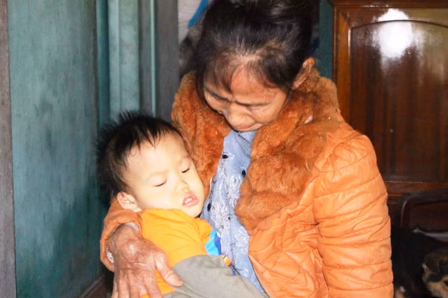 Bà Trần Thị Mận (62 tuổi, thôn 4, Cẩm Duệ) nghẹn ngào khi có đoàn cứu trợ đến nhà.