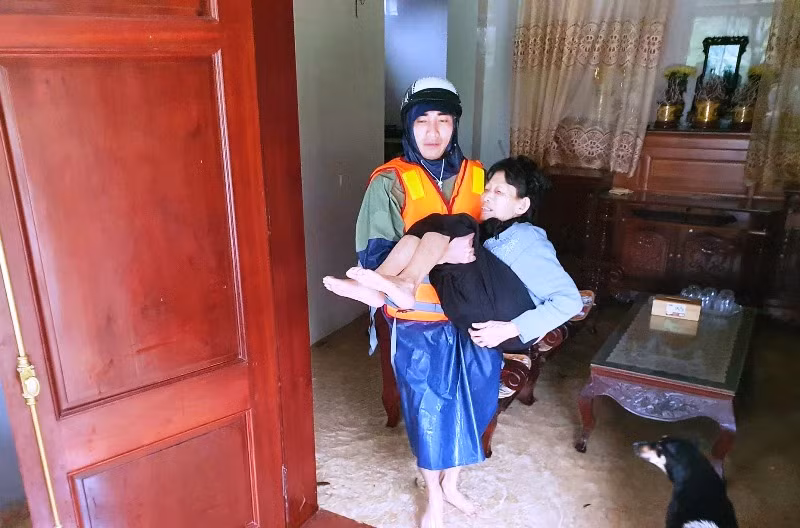 Cùng người dân hỗ trợ, đưa kịp thời người tàn tật đến nơi an toàn nhất.