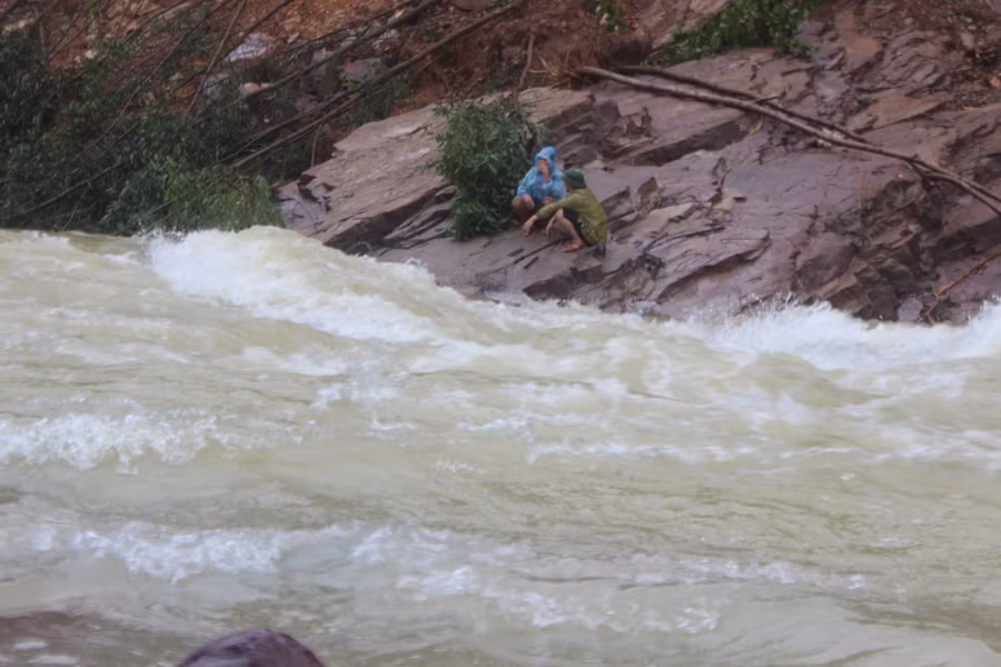 Dù nước chảy xiết, khá nguy hiểm nhưng nhiều người vẫn lên đây câu cá.