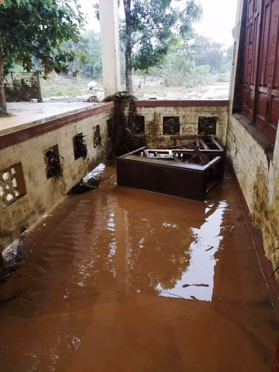 Chỉ còn lại sự bộn bề sau một trận mưa lớn.