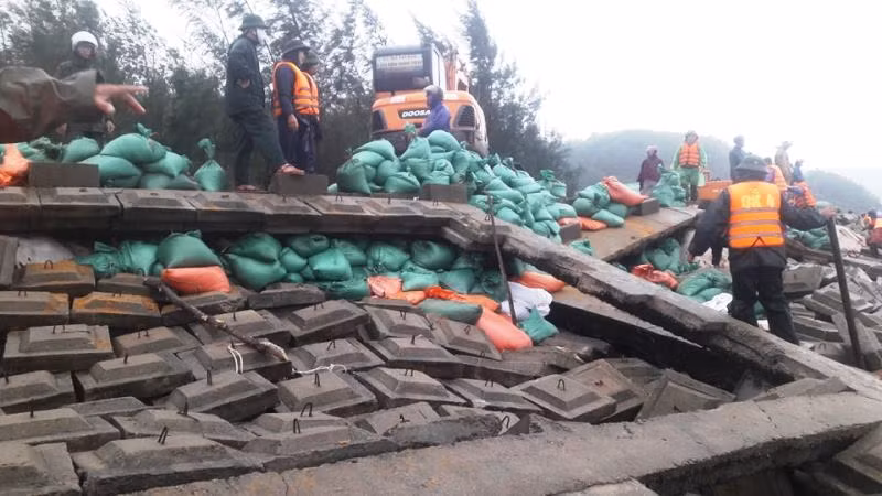 Lực lượng chức năng có mặt để khắc phục hậu quả.