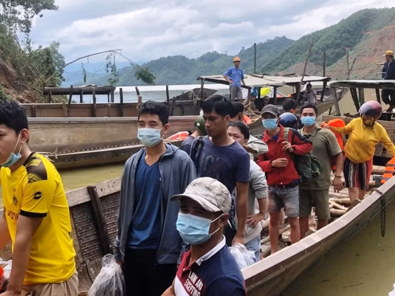 Đoàn 19 người công nhân được cứu hộ ra ngoài an toàn.