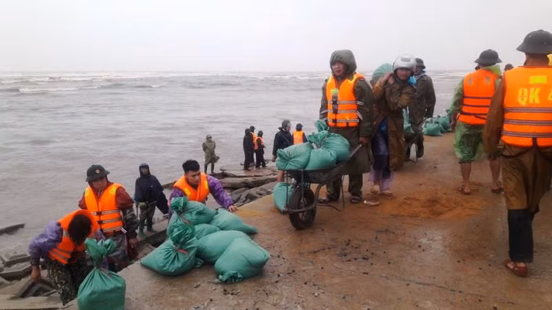 Hàng trăm bao tải cát được dùng để gia cố tạm thời.