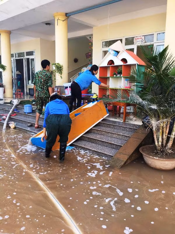 Trường mầm non Cẩm Vịnh đợt lũ những ngày qua chịu ảnh hưởng rất nặng nề, mọi đồ dùng học tập đều bị hư hỏng nặng.