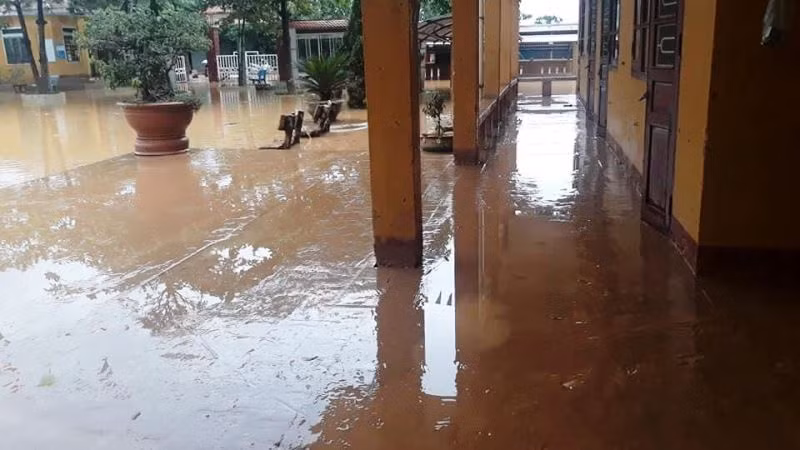 Nước vẫn còn ngập ở nhiều điểm trường.