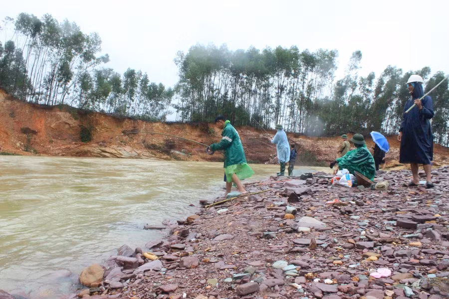 Từ sáng sớm, hàng chục người đã tụ tập dưới chân đập để săn “lộc trời”.