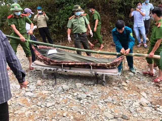 Đưa nạn nhân ra khỏi hiện trường.