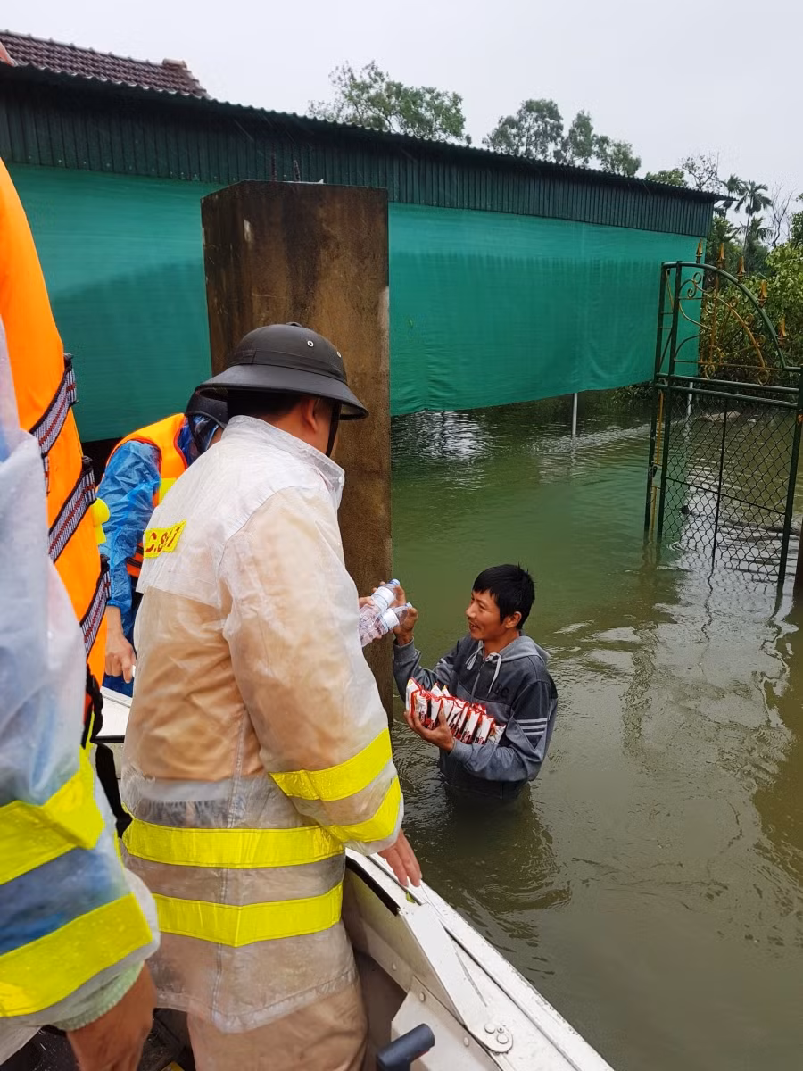 Người dân vùng lũ ấm lòng khi được lực lượng công an cứu trợ tận nơi.