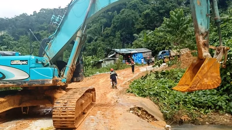 Mở đường để vào vị trí sạt lở.