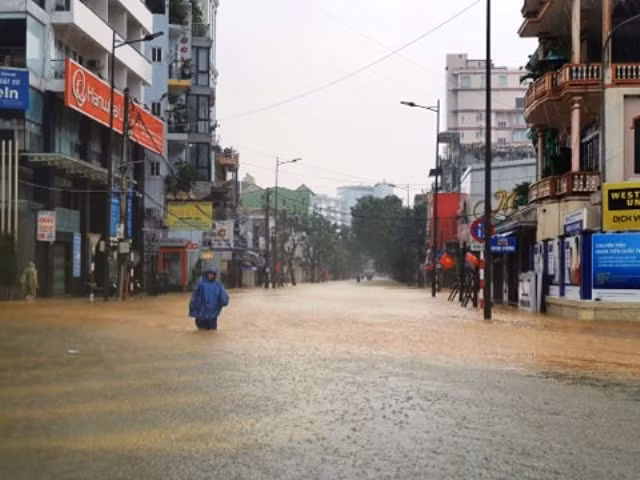 TP. Huế ngập trong nước lũ