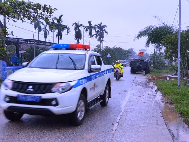 Xe y tế được điều động tại hiện trường.