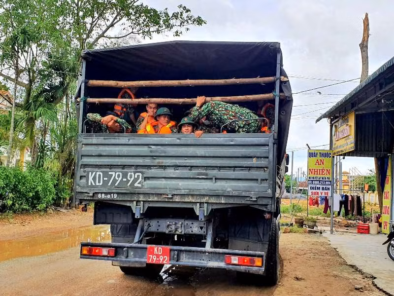 Lực lượng quân đội tham gia cứu hộ.