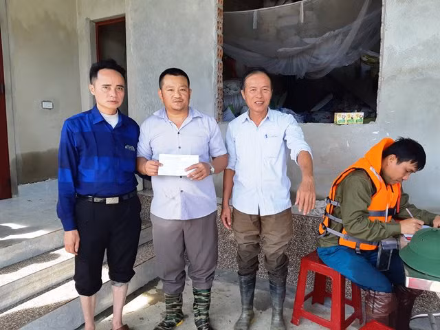 Đoàn Trường THPT Cẩm Bình do ông Nguyễn Văn Quang – Hiệu trưởng, làm trưởng đoàn đã đến gia đình em Hoàng Trọng Quân thăm hỏi, chia buồn và hỗ trợ 10 triệu đồng cùng các nhu yếu phẩm cần thiết.