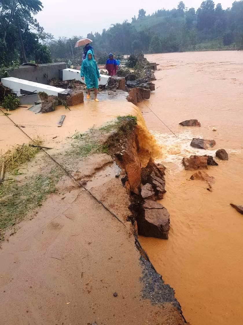 Các trông trình xây dựng gần trường học cũng bị nước lũ cuốn trôi.