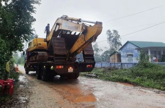 Cho máy thông tuyến đường lên Rào Trăng 3.