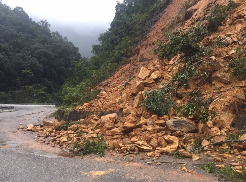 Lực lượng chức năng tiến hành khắc phục, giải tỏa điểm sạt lở.