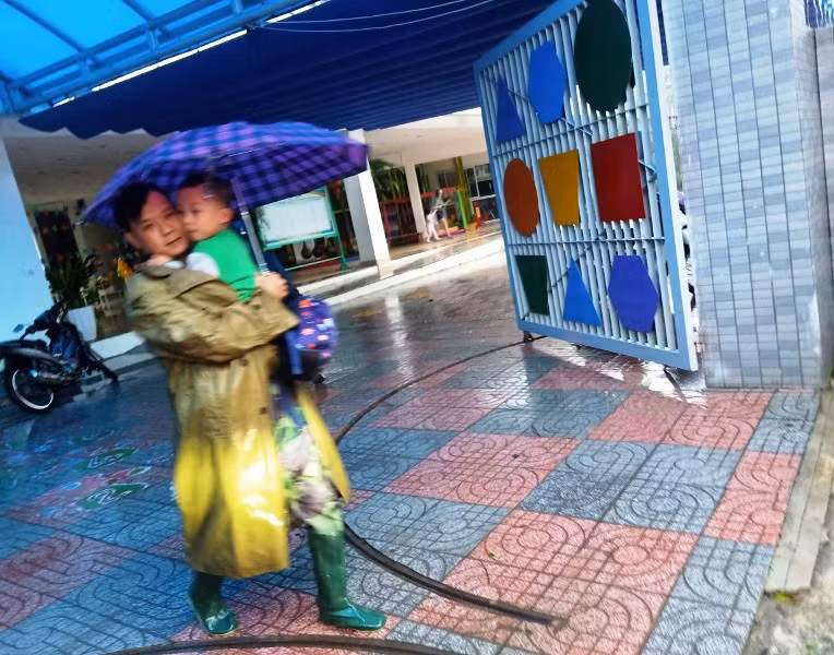 Phụ huynh sáng nay đến trường đón con sớm để chạy lũ.