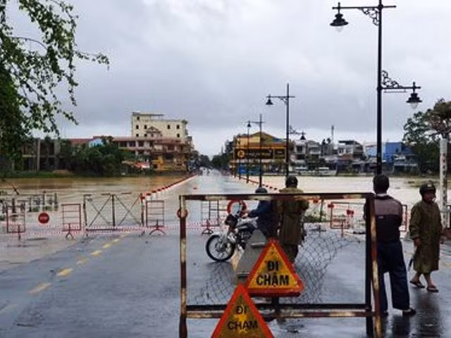 Các biển cảnh báo người dân, phương tiện đi lại tại Thừa Thiên Huế.