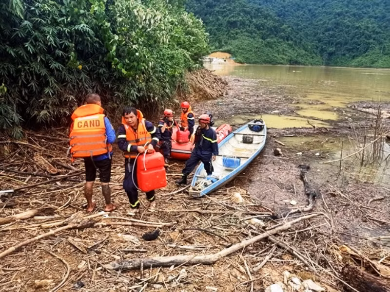 Lực lượng cứu hộ, cứu nạn sử dụng phương tiện thuyền, ca nô để thực hiện công tác tìm kiếm.