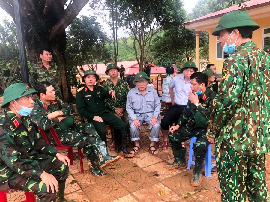  Nỗi đau của người mẹ đã không thể kìm lòng được nữa, bà Lý khóc nức nở bên di ảnh con trai.