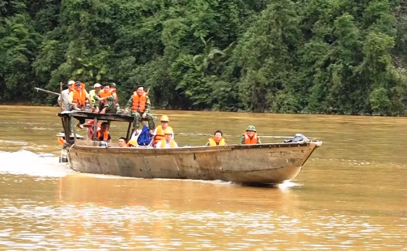 Lực lượng cứu hộ lên Rào Trăng 3 bằng đường thủy.
