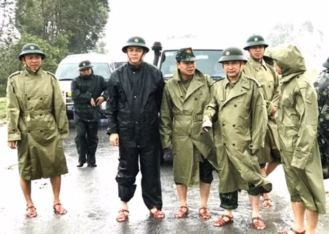 Thiếu tướng Nguyễn Văn Man, Phó Tư lệnh Quân khu 4 cùng đoàn công tác thị sát tình hình mưa bão ở huyện Phong Điền, tỉnh Thừa Thiên-Huế. Ảnh: QĐND