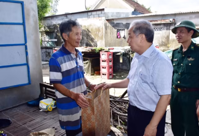 Chủ tịch UBND tỉnh Phan Ngọc Thọ thăm hỏi, tặng quà gia đình bị thiệt hại do bão.