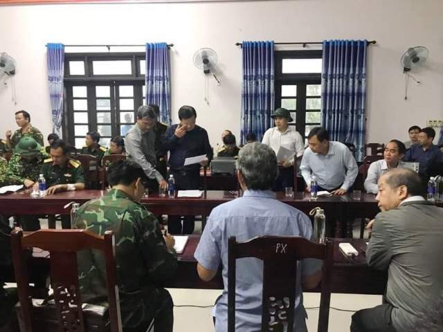 Bàn bạc giải pháp cứu hộ.