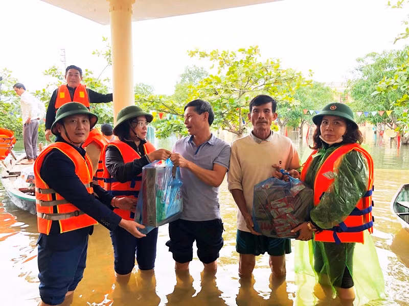 Đoàn Giáo dục huyện Thạch Hà trao những món quà thiết thực đến người dân vùng lũ đang sơ tán tại các điểm trường.