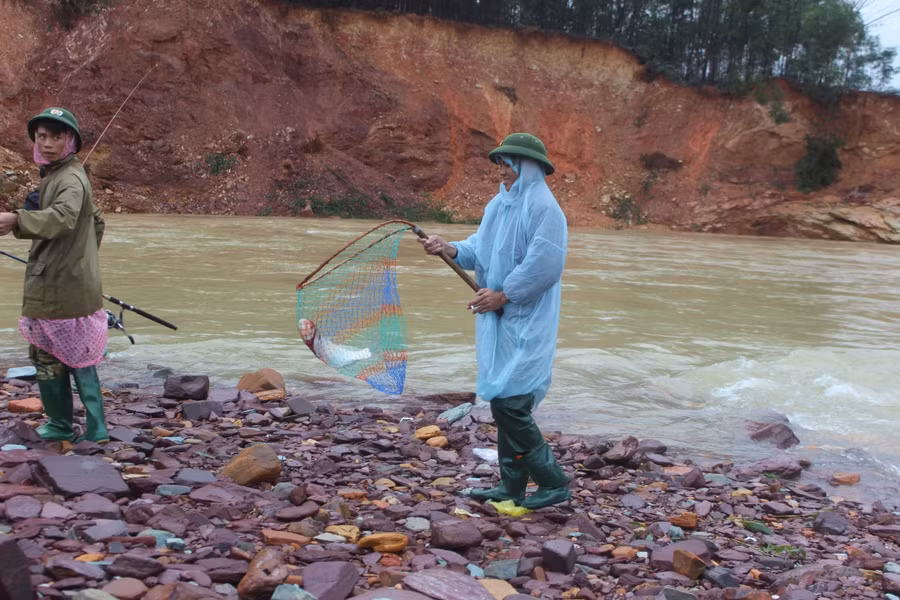 Sau nhiều đợt xả tràn, nhiều khối đất đá hai bên dòng nước bị cuốn trôi, tạo thành các hõm sâu, dễ xảy ra sạt lở.