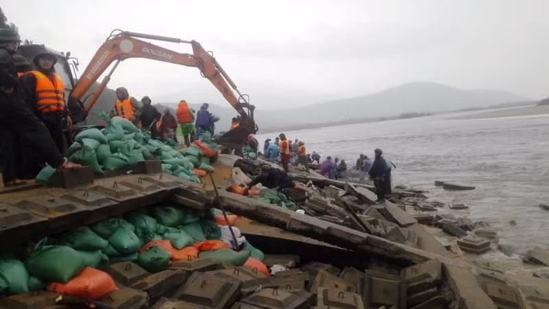 Dùng máy cẩu đến gia cố.