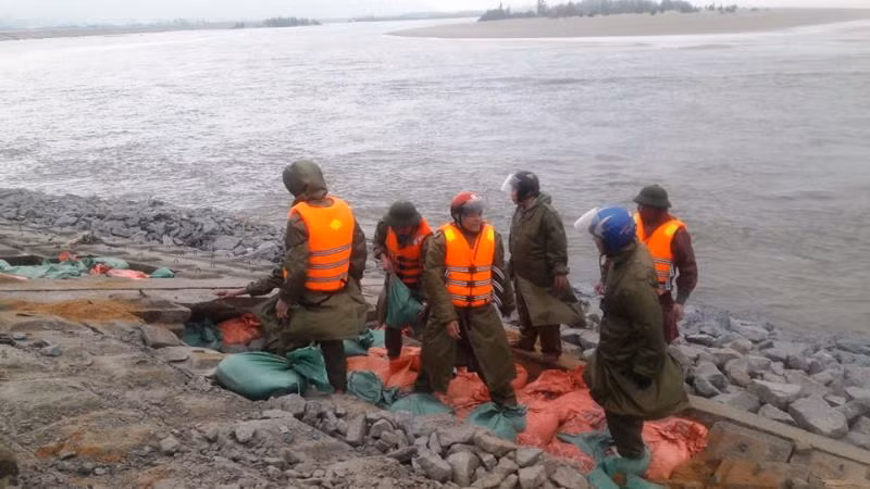 Sạt lở cuốn sập gần 50m đê chắn sóng ven biển Hà Tĩnh ảnh 8