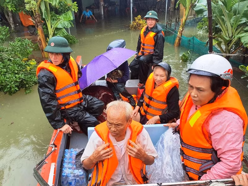 Ưu tiên chở ngưởi già, trẻ em đến nơi an toàn.
