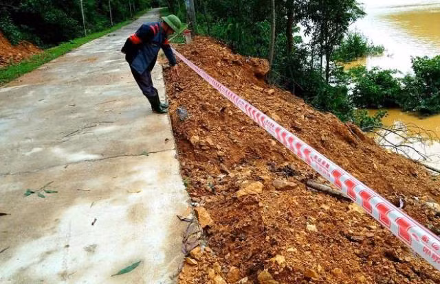 Mưa lớn, sạt lở nghiêm trọng tại nhiều tuyến đường, kè biển ở Hà Tĩnh ảnh 3