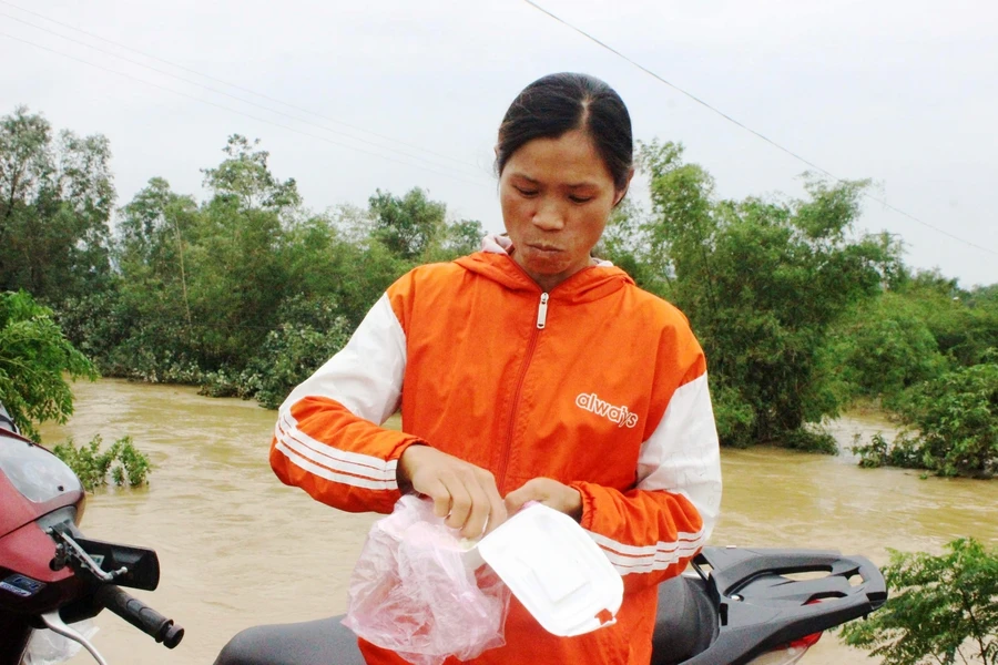 Bữa no đầu tiên trong 3 ngày sống trong lũ lụt.