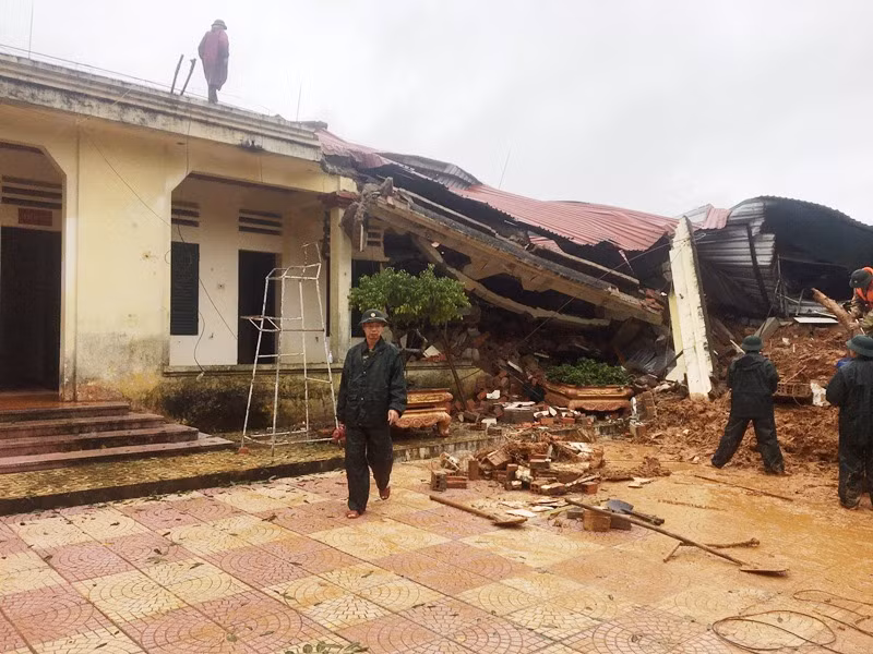 Nhà cửa sụp đổ.