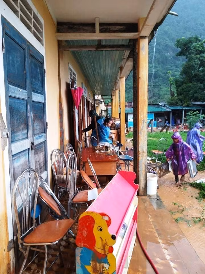 Đồ dùng học tập, bàn ghế ngấm nước lũ.