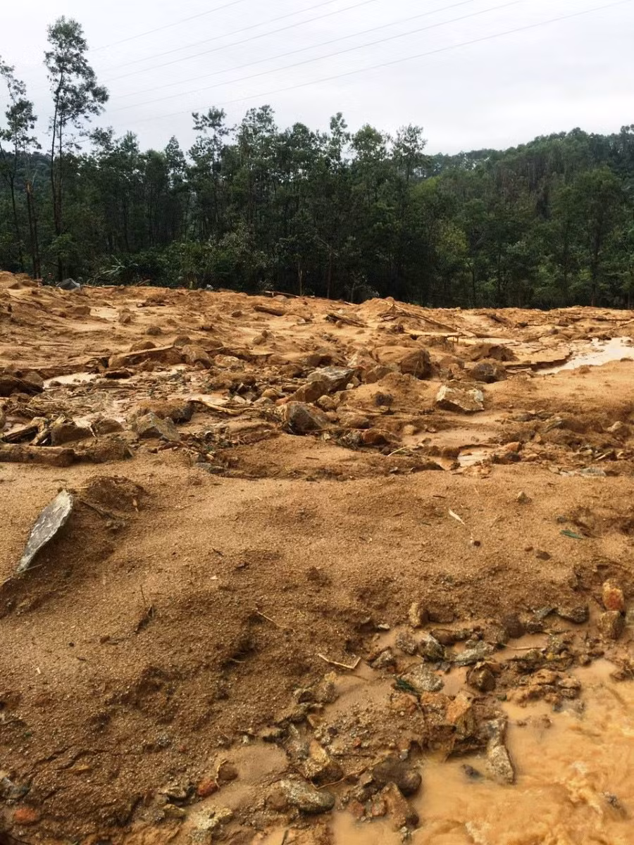 Đất đá từ ngọn đồi gần đó sạt xuống khiến khu vực này trở nên tang hoang.