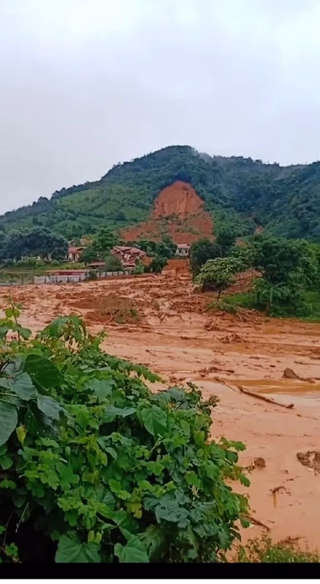 Hàng triệu m3 đất đổ xuống.
