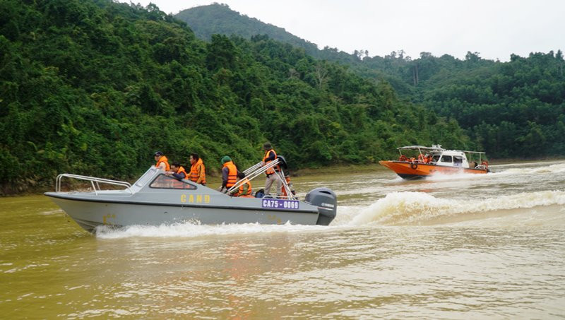 Các thi thể nạn nhân được tìm thấy và đưa về bằng được thủy.