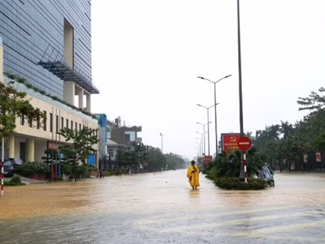 Nhiều con đường ở TP Huế bị ngập