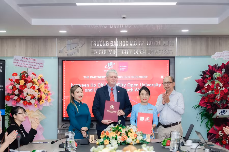 Đại diện 2 trường thực hiện ký kết hợp tác liên kết đào tạo với nhau. 