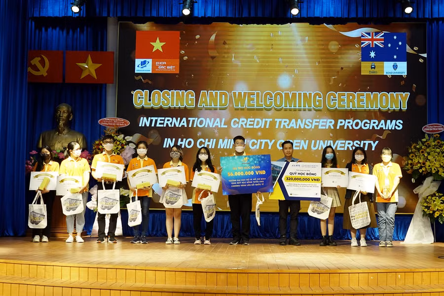 Sinh viên Chương trình Cử nhân kinh doanh &amp; Cử nhân thương mại liên kết với ĐH Flinders (Úc) nhận học bổng và các thủ tục để xuất ngoại học tập