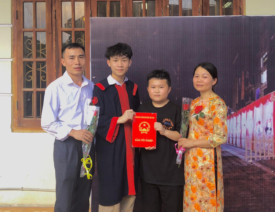 Duy bên bố mẹ và cậu em trai của mình. Duy bên bố mẹ và cậu em trai của mình.