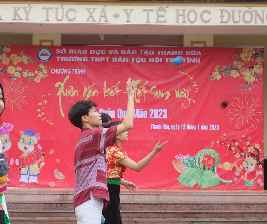 Với biệt tài thổi sáo, chơi đàn ghi ta,... Duy thường xuyên góp mặt trong các hoạt động văn hóa - văn nghệ của trường. Với biệt tài thổi sáo, chơi đàn ghi ta,... Duy thường xuyên góp mặt trong các hoạt động văn hóa - văn nghệ của trường.