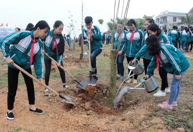 Các em học sinh hưởng ứng Tết trồng cây