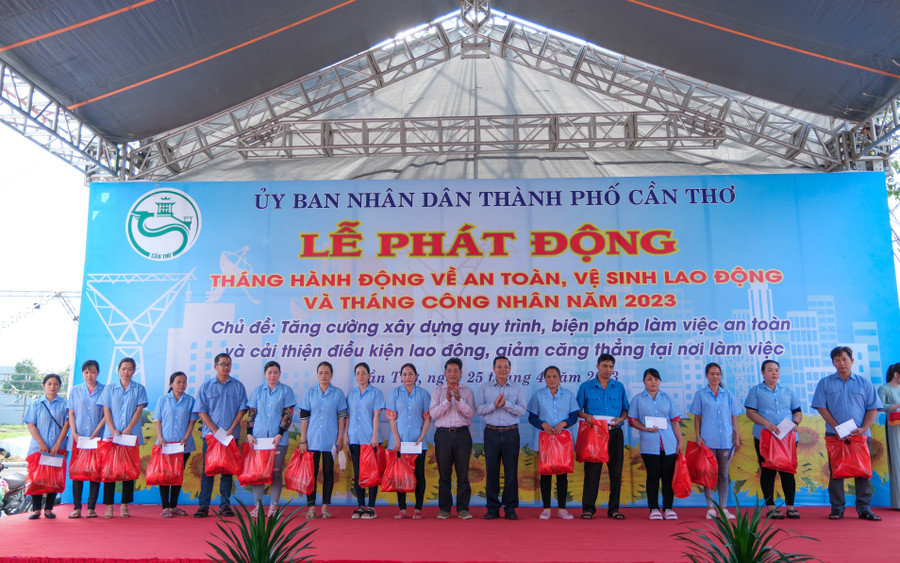 Ban tổ chức trao quà, học bổng và mái ấm công đoàn cho công nhân lao động, đoàn viên có hoàn cảnh khó khăn. Ban tổ chức trao quà, học bổng và mái ấm công đoàn cho công nhân lao động, đoàn viên có hoàn cảnh khó khăn.