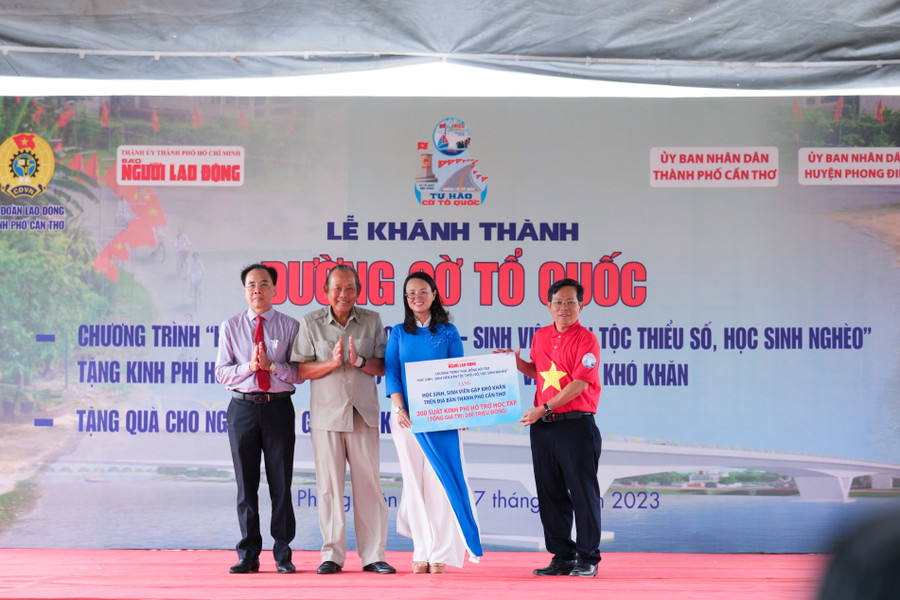 Đại biểu trao tặng học bổng và quà cho học sinh nghèo, người dân có hoàn cảnh khó khăn trên địa bàn huyện Phong Điền. Đại biểu trao tặng học bổng và quà cho học sinh nghèo, người dân có hoàn cảnh khó khăn trên địa bàn huyện Phong Điền.
