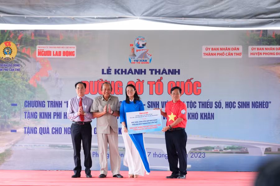 Đại biểu trao tặng học bổng và quà cho học sinh nghèo, người dân có hoàn cảnh khó khăn trên địa bàn huyện Phong Điền.